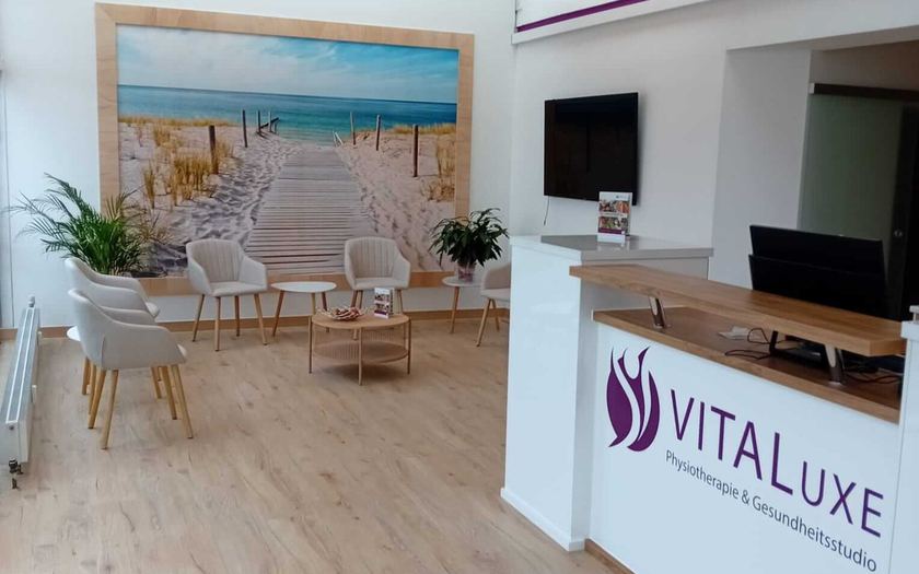 Empfang von VITALuxe Wesel mit Wartebereich vor einem Strandbild