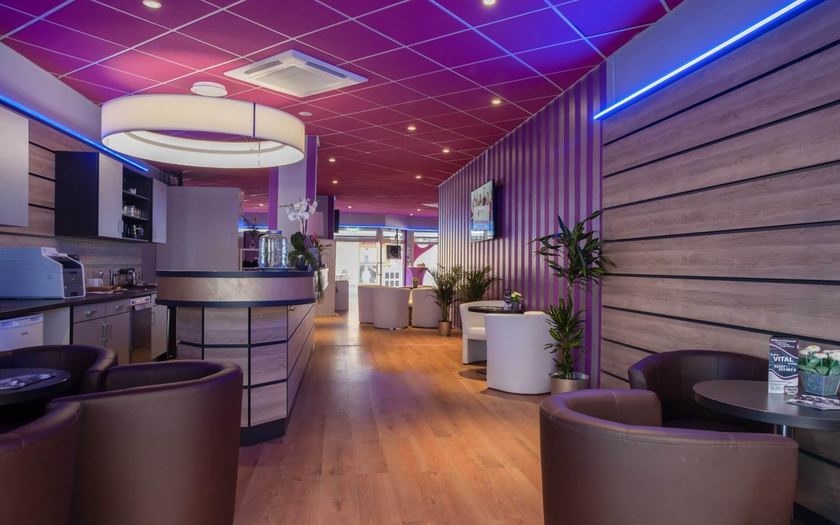 Lounge im VITALuxe Kamen mit Sesseln und Holzboden